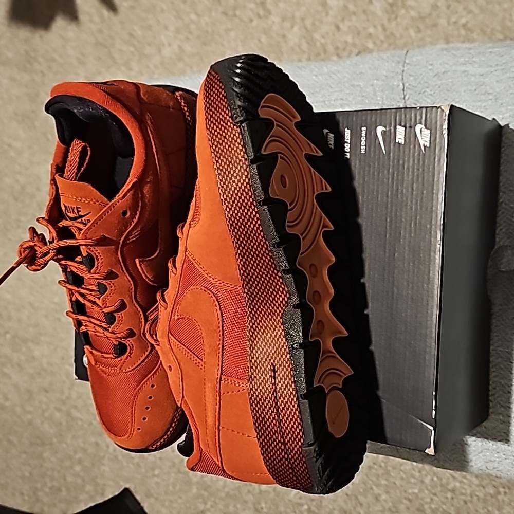 Nike Women's Sneakers in Red and Black - Picture 4 of 6